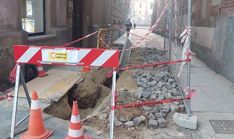 Lo scavo in via Monsignor Rossi per la posa dei sottoservizi