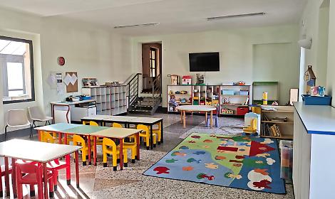 Accogliente e coloratissima sede provvissoria per la scuola materna a tempo di record