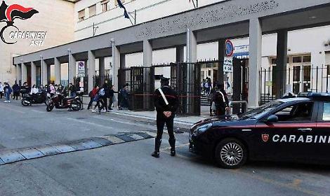 Asti, "giochicciava" in classe con un coltellino serramanico: intervengono i carabinieri