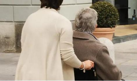 Badante infedele viene arrestata all'uscita dal processo che la riguarda