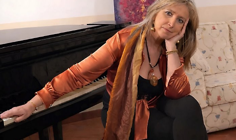 "With hair in the wind": Anna Dari d&agrave; voce alla libert&agrave; negata