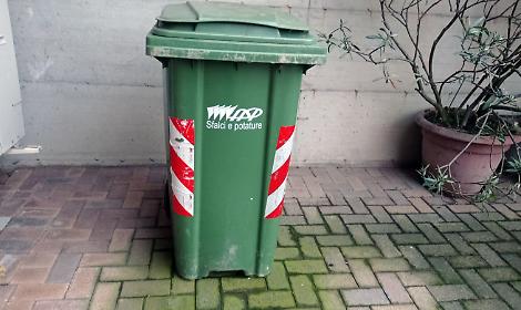Bidoni verdi, scoppia la polemica sulle lettere del Comune