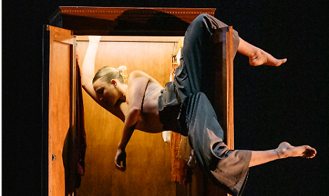 Parte da Asti il tour italiano di &ldquo;Play dead&rdquo; tra acrobazie e teatro fisico