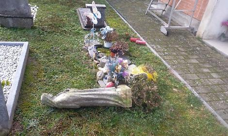 A Dusino profanata la tomba di Emanuele: i genitori denunciano
