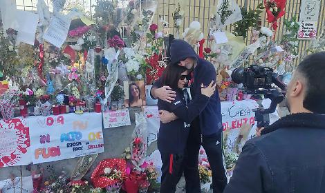 Note, lacrime, musica ed emozioni al muro di fiori per Zoe