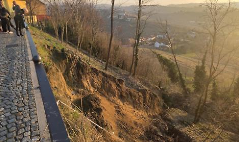 Frana la collina ai piedi del castello di Moasca: nessun ferito ma manca l'acqua nel centro paese