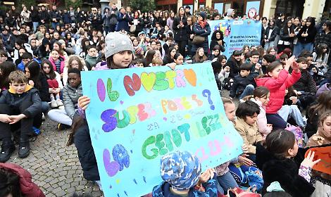 Asti marcia contro il bullismo: oltre mille studenti in piazza per dire no all&rsquo;indifferenza