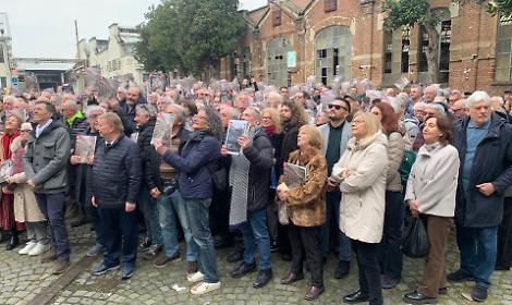 Come nella foto del 1935, tutti in fila nel cortile della ex Way Assauto per una foto storica