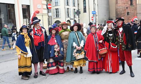 Il Carnevale di Asti sfila con le sue maschere della tradizione insieme a gruppi internazionali
