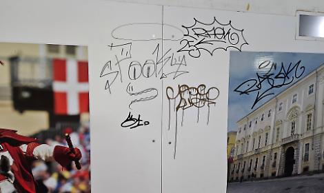 Sottopasso di piazza Marconi in balia dei vandali: pannelli turistici ridotti a tele di insulti [FOTO]