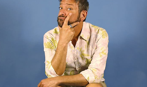 "Mi dimetto da uomo": Sergio Assisi tra narrazione e satira di costume