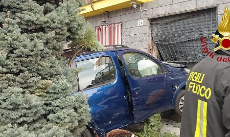 Auto esce di strada e finisce contro il muro di una casa