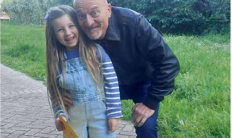 La piccola Isabelle a fianco di Claudio Bisio nella fiction "Uno sbirro in Appennino"