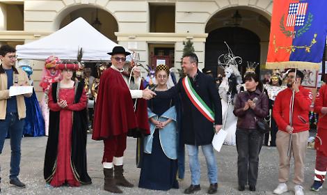 Il carnevale di San Damiano incorona Damianin e festeggia per le vie della citt&agrave;