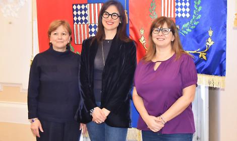 Una lezione pratica sulle manovre salvavita per bambini e adulti