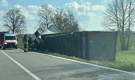 Tir si ribalta nel fosso e disperde un intero carico di vernici