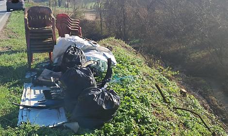 Lo "svuotino" di primavera finisce sul ciglio della strada
