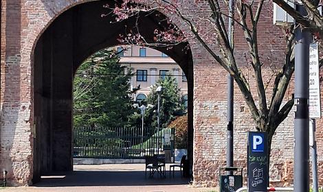 Avvocato aggredito a pugni fuori dal tribunale