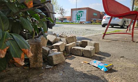 Cubetti di porfido abbandonati in corso Torino