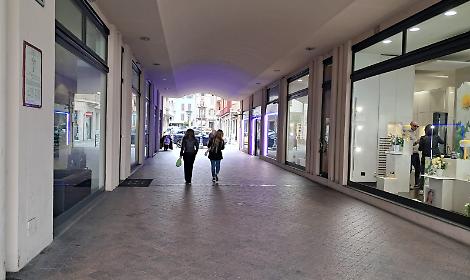 Insulti, schiaffi agli anziani, salti sui tavoli del dehor, immondizia davanti ai negozi: il gruppo di "maranza" si allarga