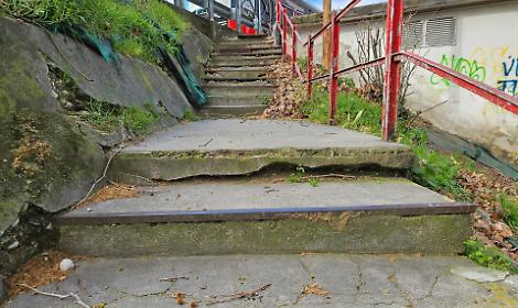 Ancora insidie e incuria tra i gradini delle scalinate di piazza del Palio [FOTO]