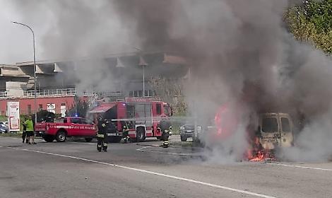 Avvertono un automobilista che escono fiamme dalla sua vettura mentre viaggia e lo salvano