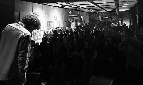 "Open mic" a FuoriLuogo: microfono aperto per cantautori, band e rapper