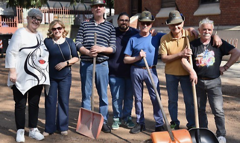 Ripulito da foglie e ramaglie il cortile della scuola primaria Dante grazie al lavoro di squadra
