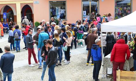 Castagnole delle Lanze brinda in grande: torna la Festa dell&rsquo;Imbottigliamento e celebra 30 anni di gemellaggio