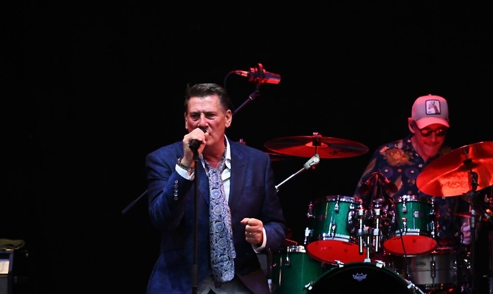 Tony Hadley, brindisi con Asti Spumante sul palco di piazza Alfieri [photogallery]