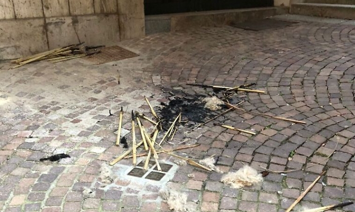 Ramaglie bruciate sulle pietre d'inciampo a Moncalvo