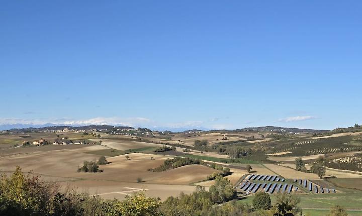 Impianto agrifotovoltaico in costruzione ad Altavilla Monferrato (vista da Viarigi)