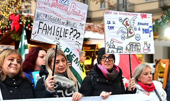 "Konecta Asti non si toccca!": tra i mercatini di Natale la fiaccolata in difesa dei posti di lavoro