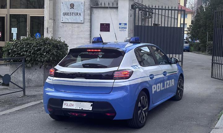 Volante in entrata alla Questura di Asti