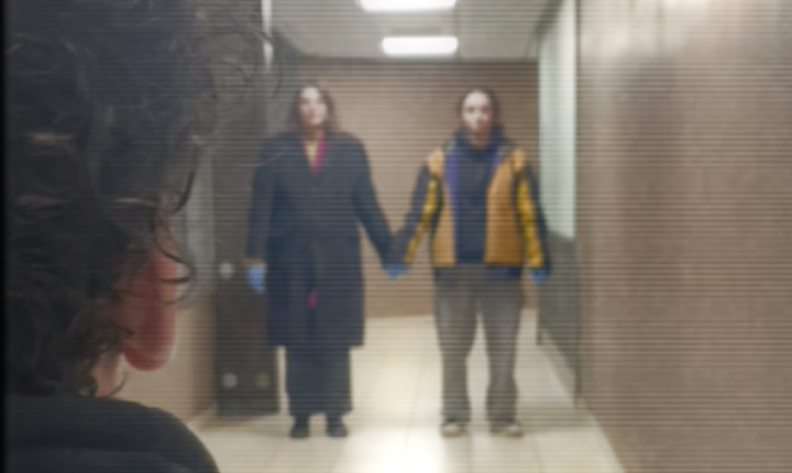 L&rsquo;iconica scena del bimbo sul triciclo "rivisitata" dai ragazzi che sabato sera hanno inscenato la protesta sociale