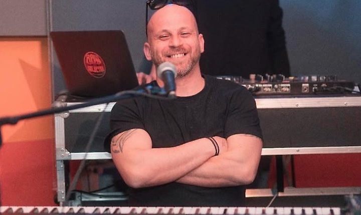 Renato Esposito debutta col romanzo "Ventimila parole": amore, segreti e la ricerca della verit&agrave; in una redazione