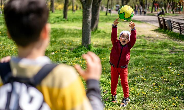 Bambini che giocano nel parco