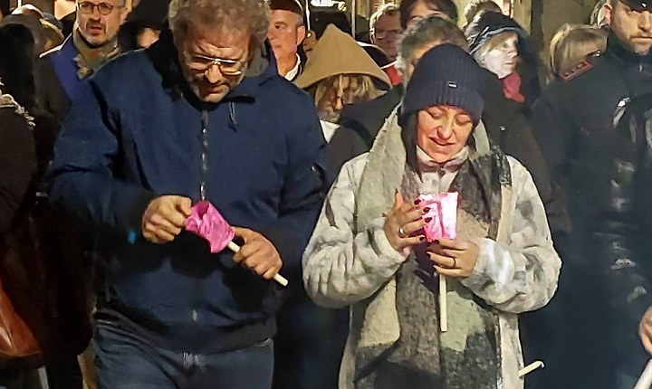 Migliaia di persone in strada nel ricordo della giovane Zoe [FOTOGALLERY]