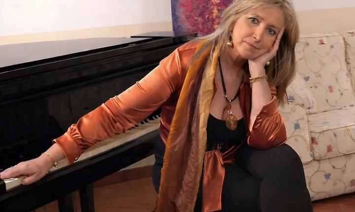 "With hair in the wind": Anna Dari d&agrave; voce alla libert&agrave; negata