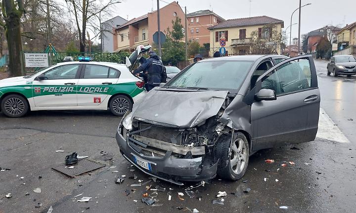 Scontro fra due auto e carambola su vettura parcheggiata: donna ferita