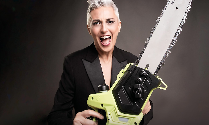 Cathy La Torre sul palco rende omaggio alle donne protagoniste di storie straordinarie