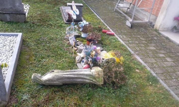 A Dusino profanata la tomba di Emanuele: i genitori denunciano
