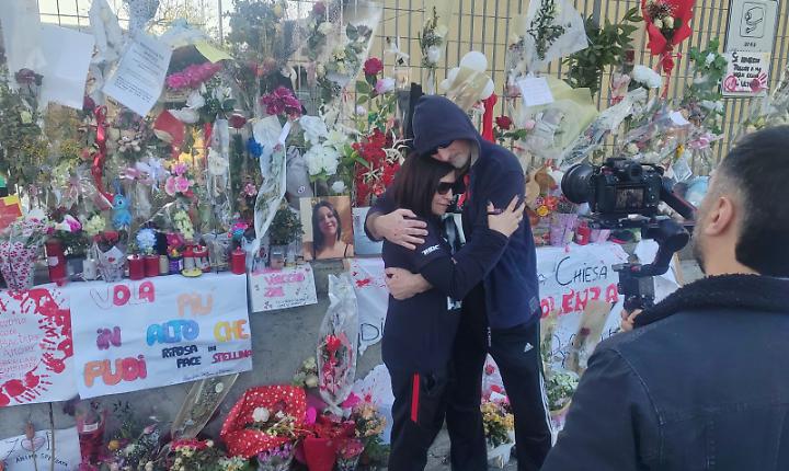 Note, lacrime, musica ed emozioni al muro di fiori per Zoe