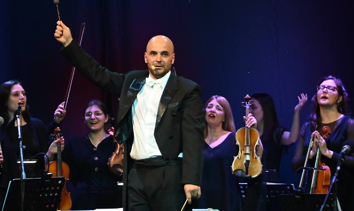 Esilarante, vivace, coinvolgente: "Sconcerto" ha conquistato il pubblico astigiano