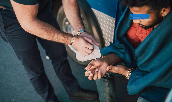 Italiana perseguita l'ex fidanzato nigeriano minacciandolo (anche) con il rito vud&ugrave;