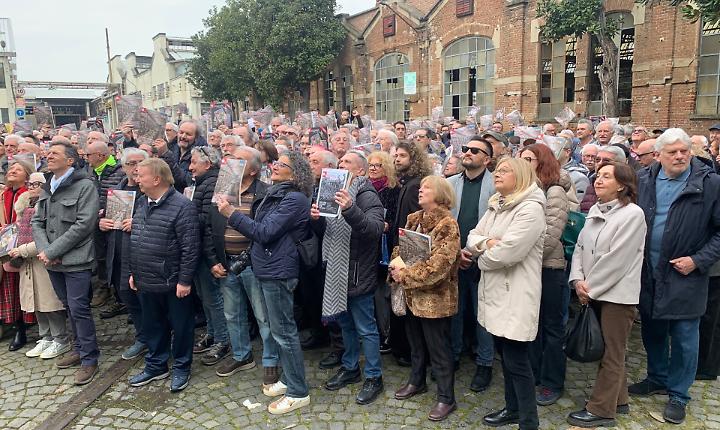 Come nella foto del 1935, tutti in fila nel cortile della ex Way Assauto per una foto storica
