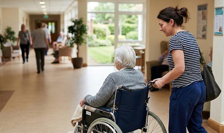 Condannata a 4 anni la badante che faceva portare dai taxisti il cibo a madre e figlio che doveva accudire