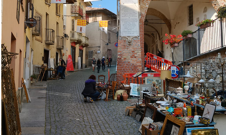 Cocconato bell'e buono: sabato torna il mercatino vintage per via Roma