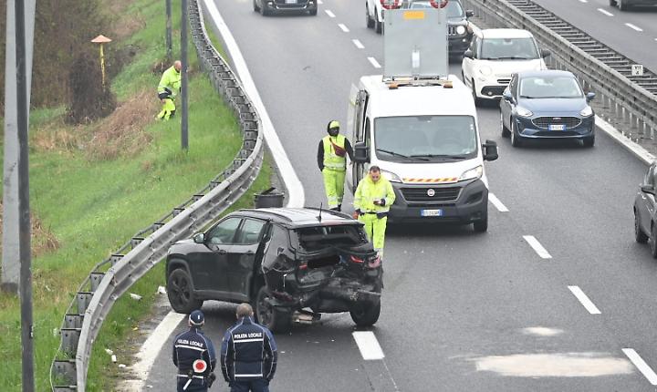 Furgone tampona Suv allo svincolo della Boana