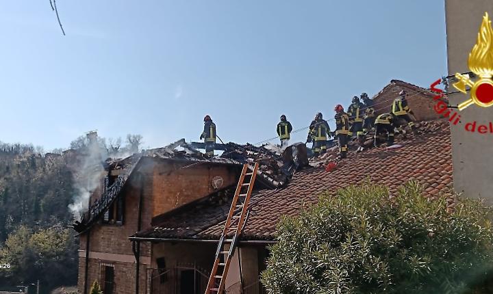 Camino difettoso: a fuoco il tetto di un'abitazione